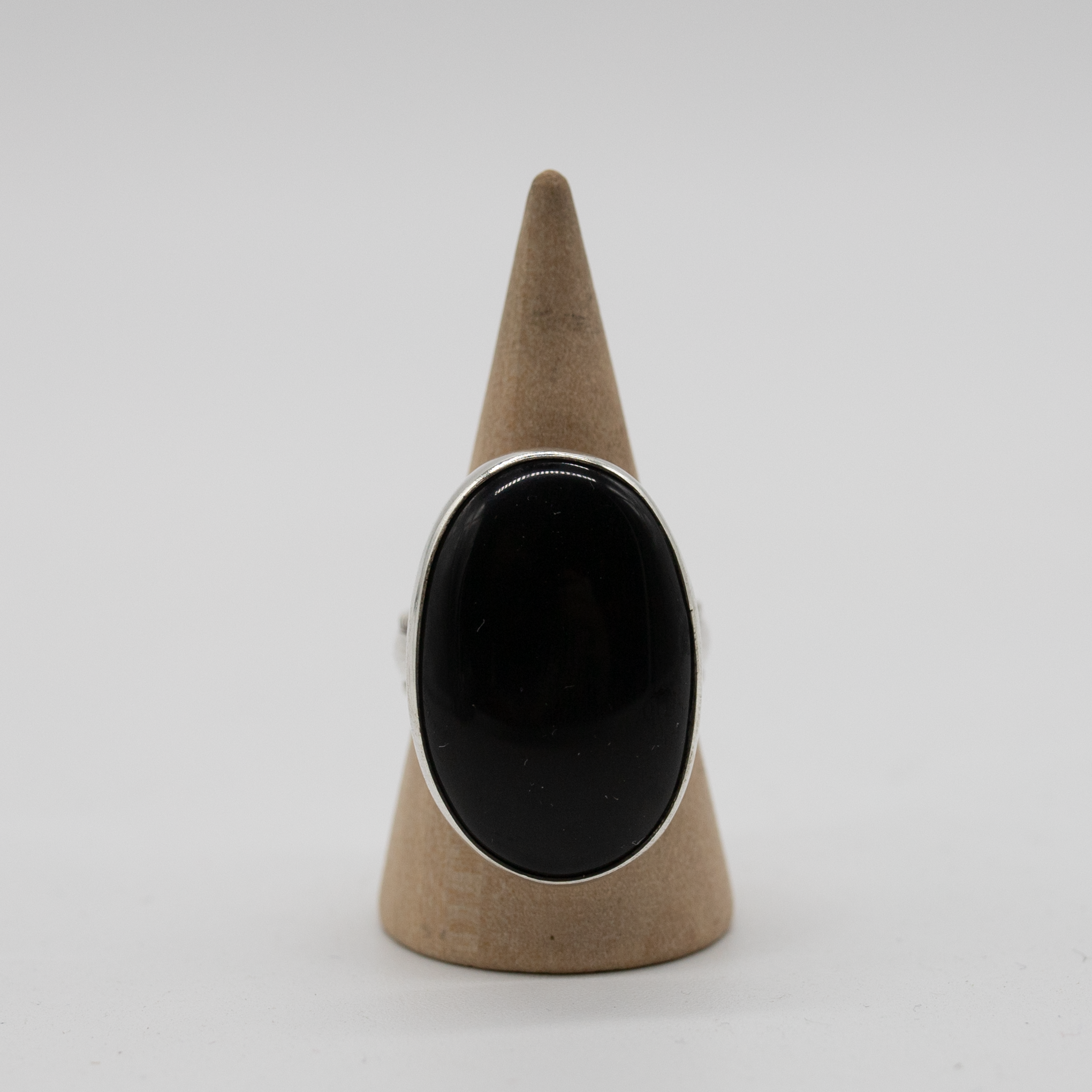 Obsidian Oval — Size 7.5