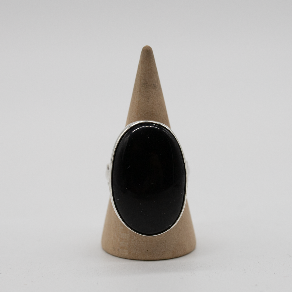 Obsidian Oval — Size 7.5